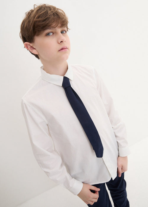 Chino hlače, košulja i kravata prikladni za svečanosti za dječake
