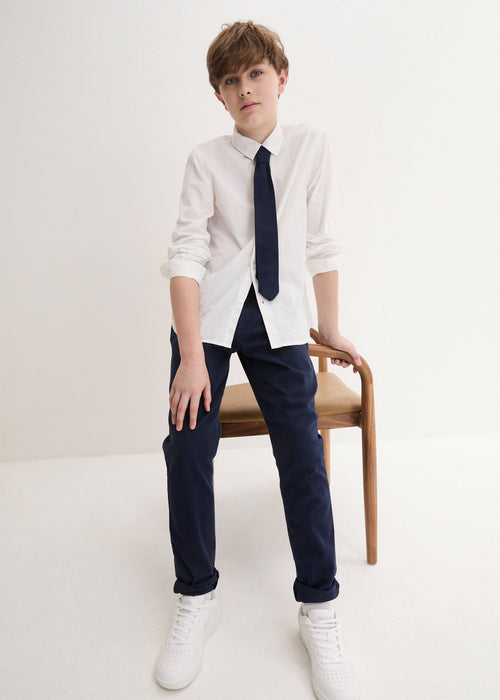 Chino hlače, košulja i kravata prikladni za svečanosti za dječake