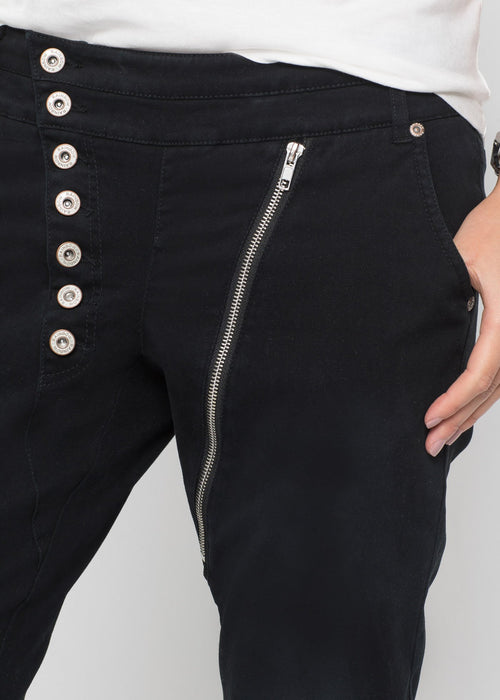 Stretch hlače s asimetričnim kopčanjem na gumbe