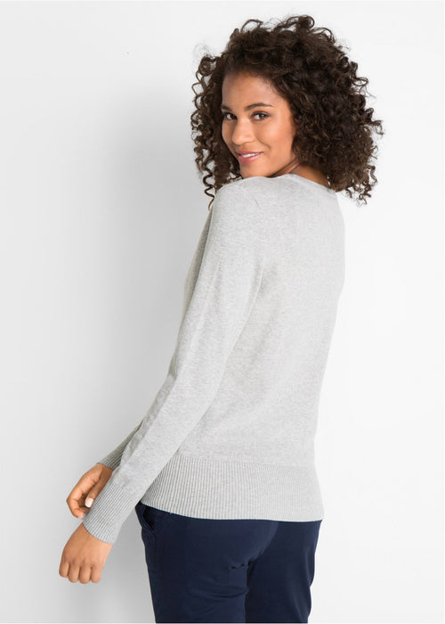 Fino pleteni pulover s V izrezom