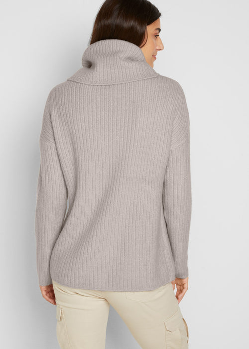 Oversize pulover sa širokim ovratnikom