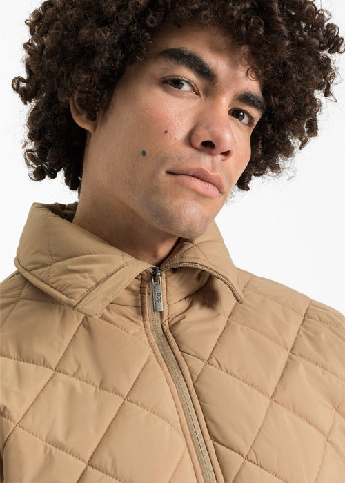 Prošivena jakna s recikliranim poliesterom i visokim ovratnikom klasičnog kroja