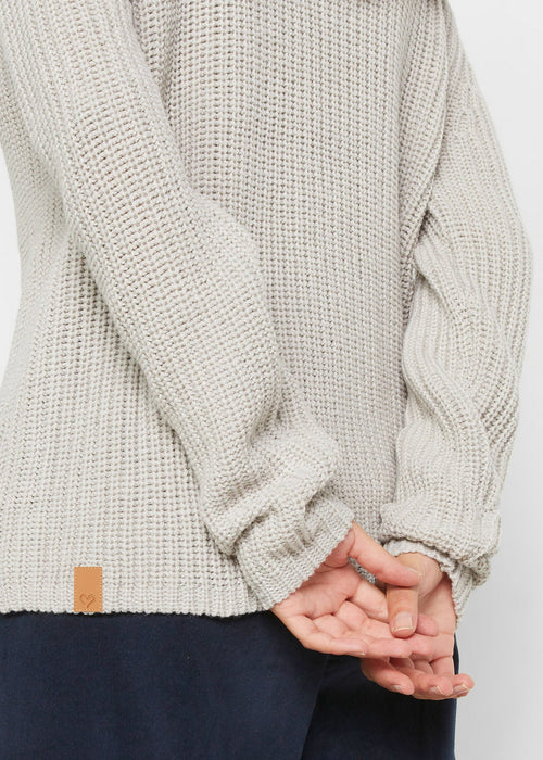 Grubo pleteni pulover sa širokim ovratnikom