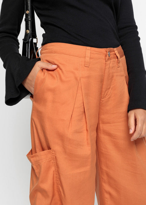 Chino hlače s faldama od TENCEL™ lyocella