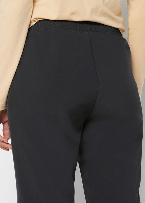 Sportske hlače s patentnim zatvaračem na džepovima dužine do iznad gležnja od materijala koji se brzo suši