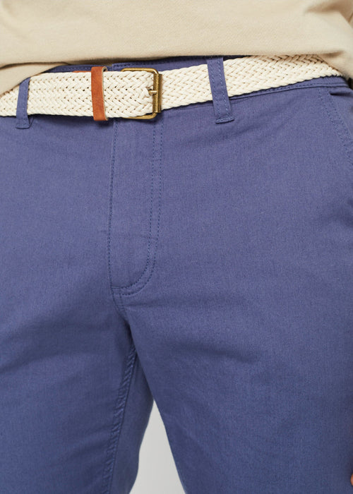 Klasične stretch chino hlače ležernog kroja s remenom ravnog kroja
