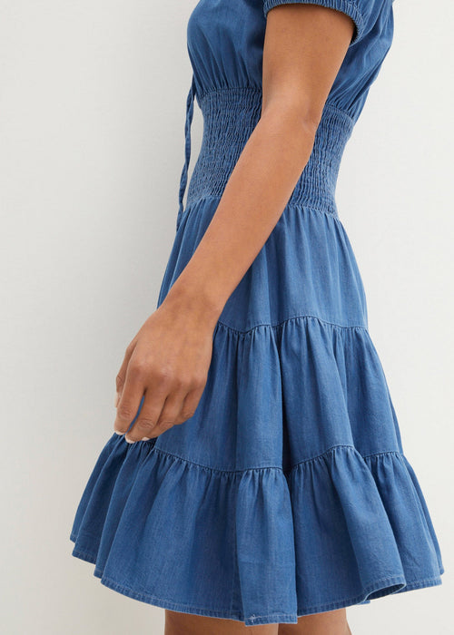 Ljetna haljina s carmen izrezom od trapera kratkog kroja