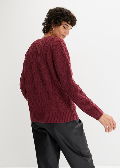 Pleteni pulover s pletenicama
