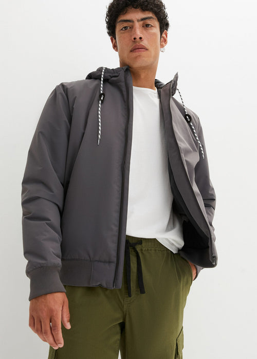 Zimska jakna s kapuljačom i recikliranim poliesterom