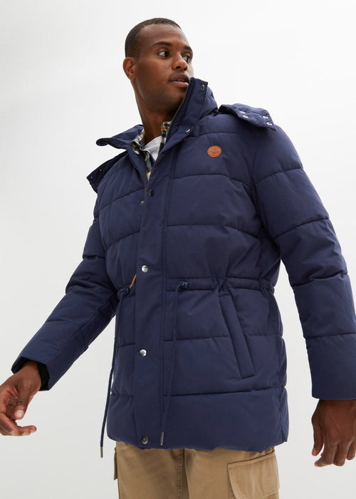 Prošivena jakna s odvojivom kapuljačom i poteznom vrpcom od recikliranog poliestera