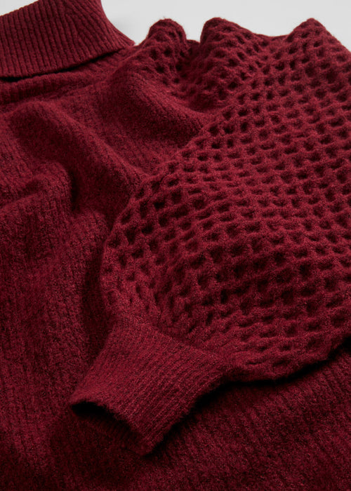 Grubo pleteni pulover s pletenicama