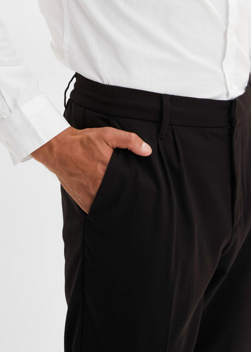 Udobne hlače s naborima u struku i uskim rubom