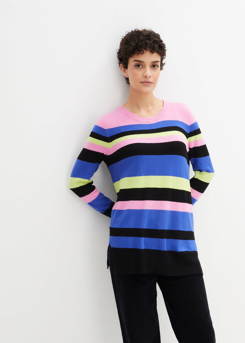 Fino pleteni pulover s prorezima sa strane širokog kvadratnog kroja