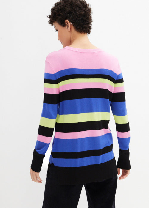 Fino pleteni pulover s prorezima sa strane širokog kvadratnog kroja