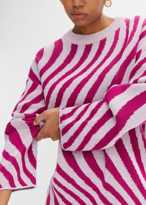 Pleteni pulover s valovitim uzorkom