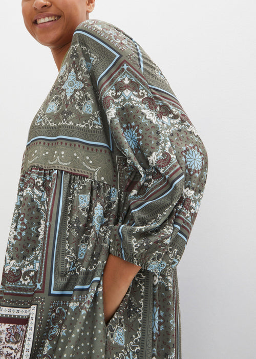 Haljina s kimono rukavima i uzorkom u patchwork stilu